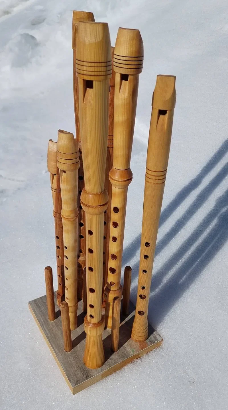 Härjedalspipor i träställ