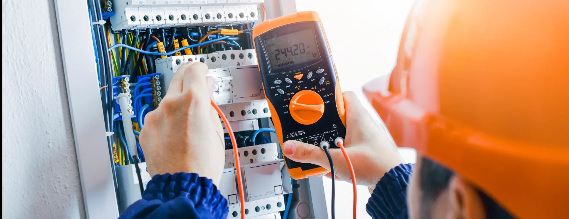 Elektriker arbetar med kontrollpanel